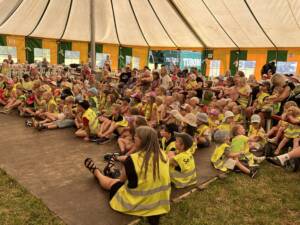 Over 300 børn og voksne deltog i børneformiddagen med tryllekunstner i fest­teltet. Foto Helle Hockerup