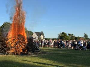 Mens Sankt Hans Bålet brændte, blev Midsommervisen sunget i fællesskab.