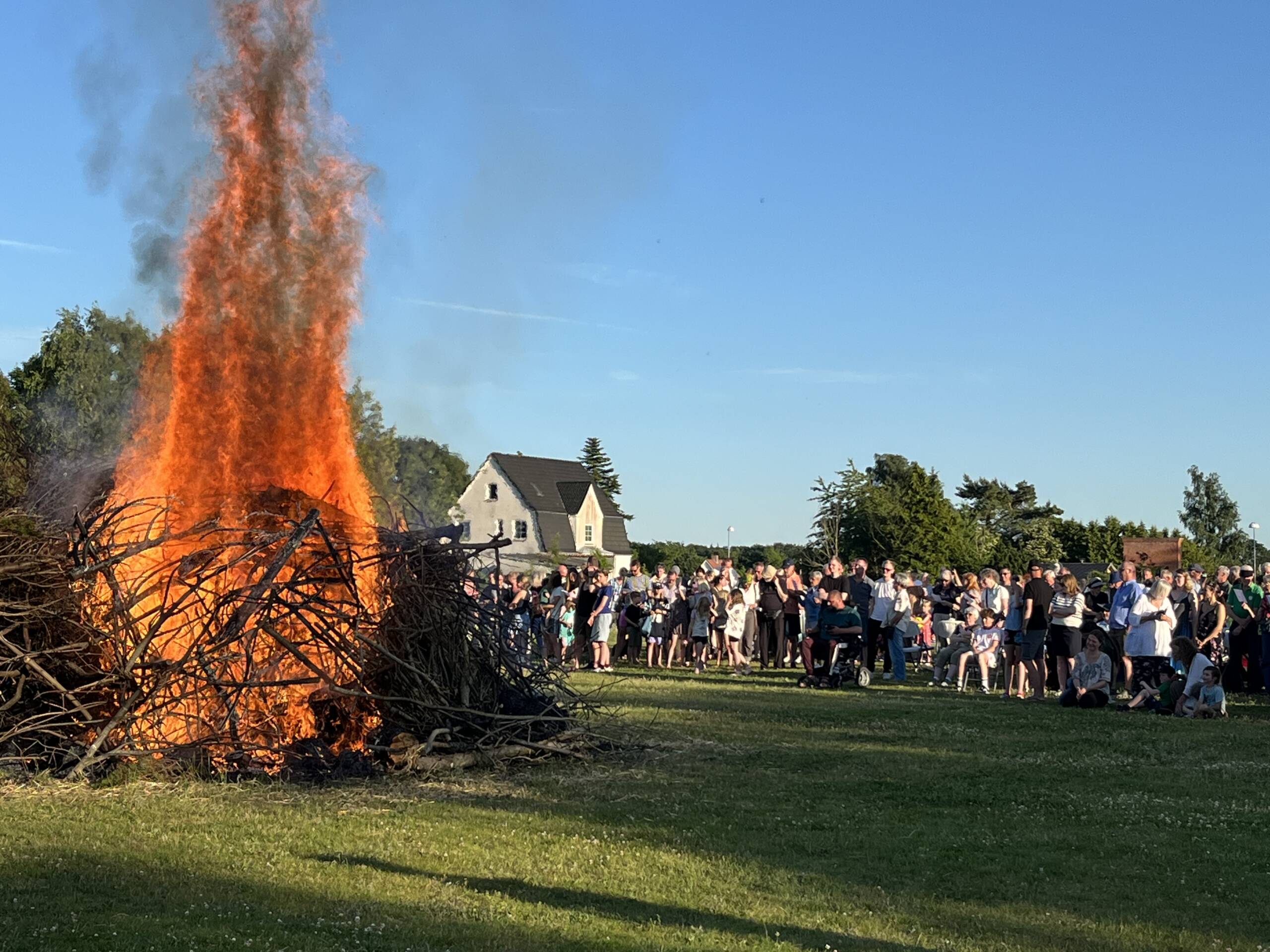 Billede 2 Årets Ildsjæl 2026 og Sankt Hans i Padborg Fritidspark 23.06.2026 Mens Sankt Hans Bålet brændte, blev Midsommervisen sunget i fællesskab.