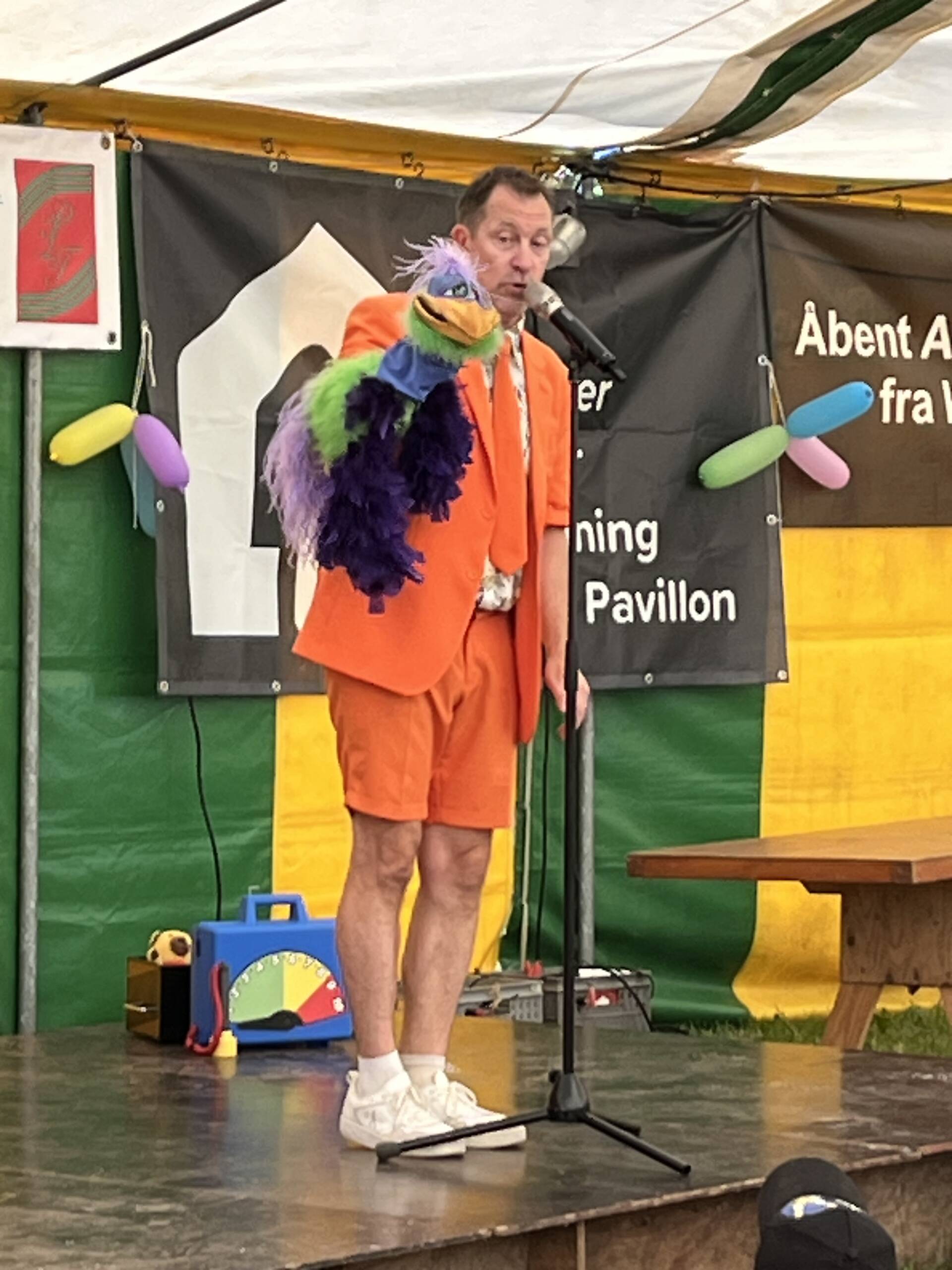 Billede 2 Bov Byfest tryllekunstner Jesper Grønkjær 25 .06.2026 Tryllekunstner Jesper Grønkjær underholdt til stor glæde for al le børn. Foto Helle Hockerup