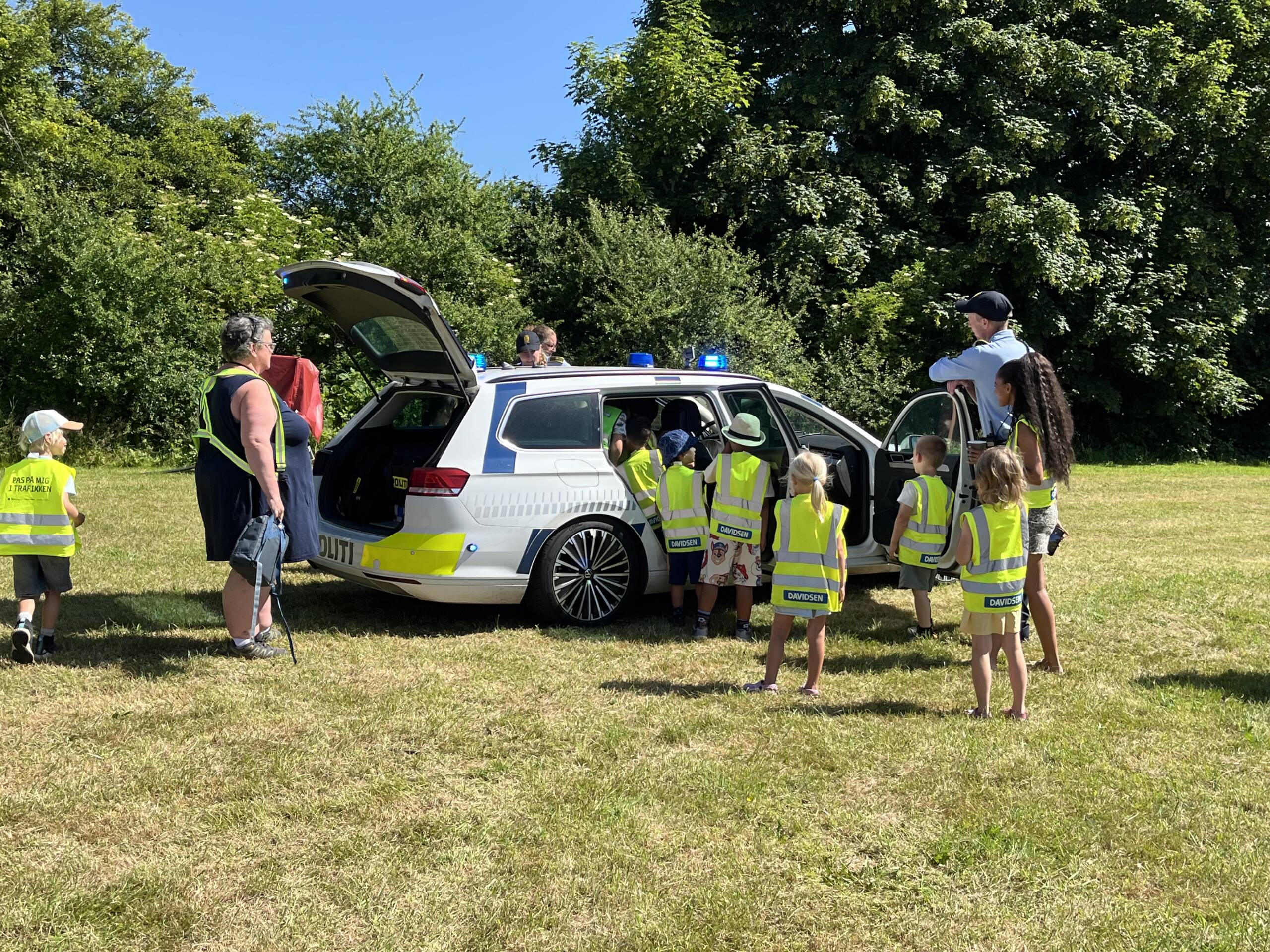 Billede 3 Politibilen på festpladsen var populær bland t bornene 25.06.2026 På festpladsen var politibilen populær blandt børnene. Foto Helle Hockerup