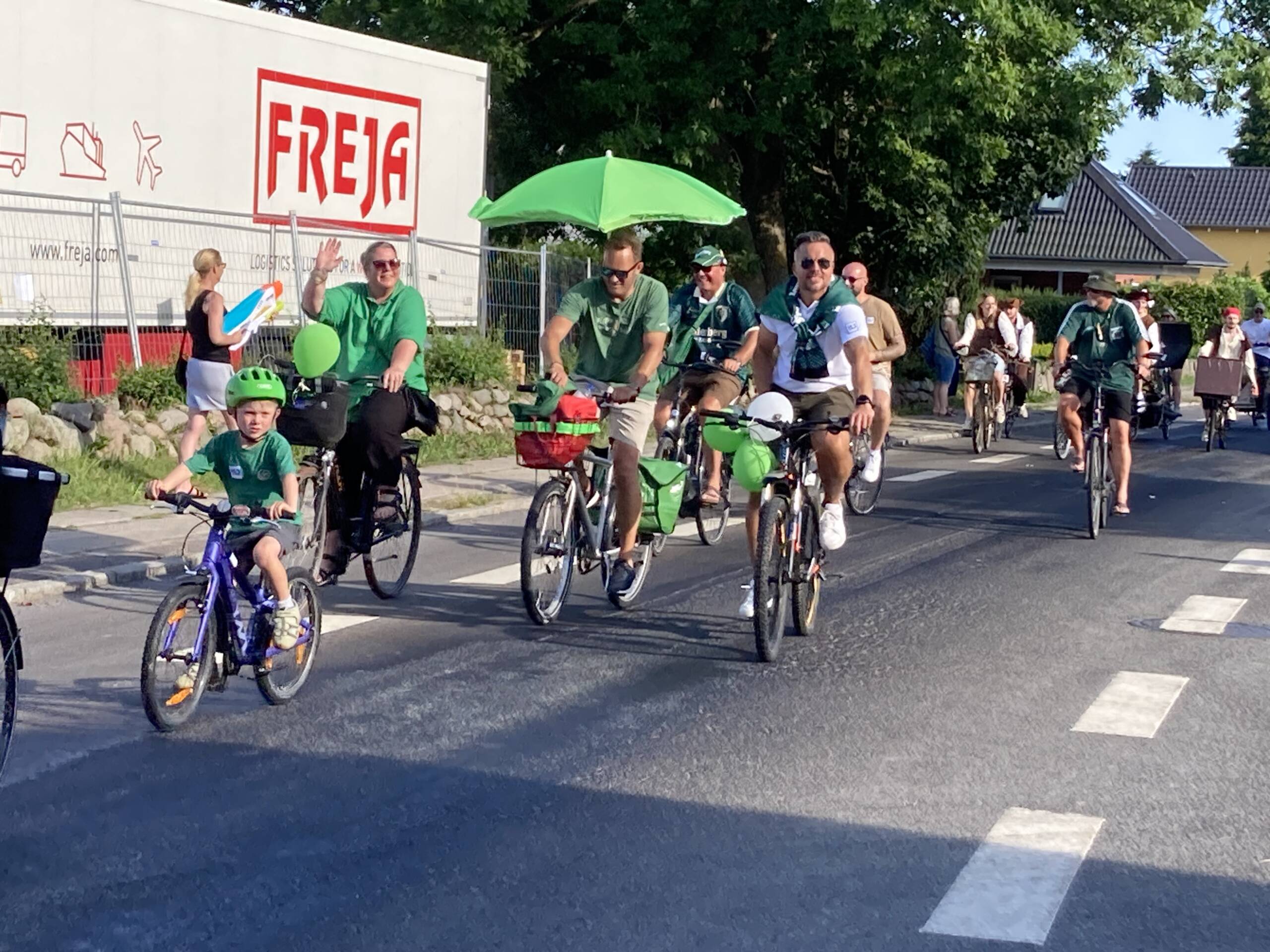 Billede 4 Bov Byfest Cykeloptog 26.06.2026 Et farvestrålende cykeloptog på vej til cykelringridning på festpladsen. Foto Helle Hockerup
