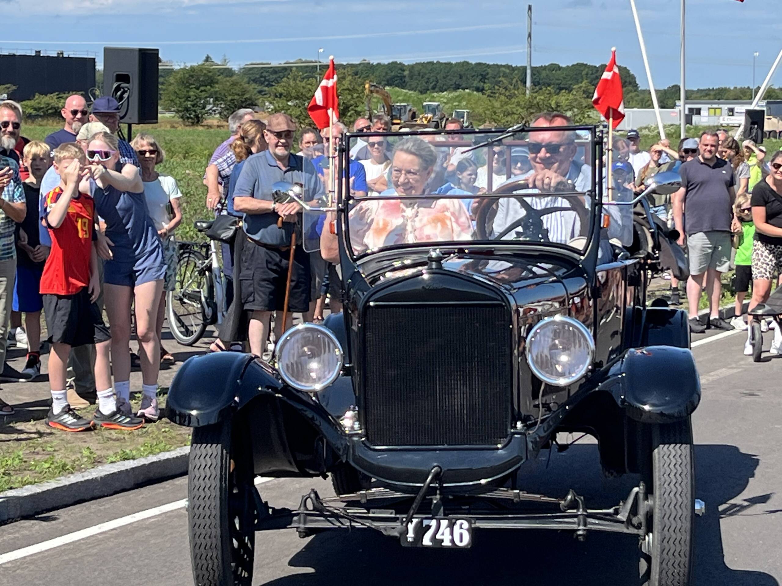 Billede 4 Indvielse af ny motorvejsbro i Padborg 28.06.2026 Borgmester Jan Riber Jakobsen i sin 100 år gamle Ford T. Passagerer i bilen var Dorte Soll, Edmund Mogensen og Niels Flemming Hansen. Foto Helle Hockerup