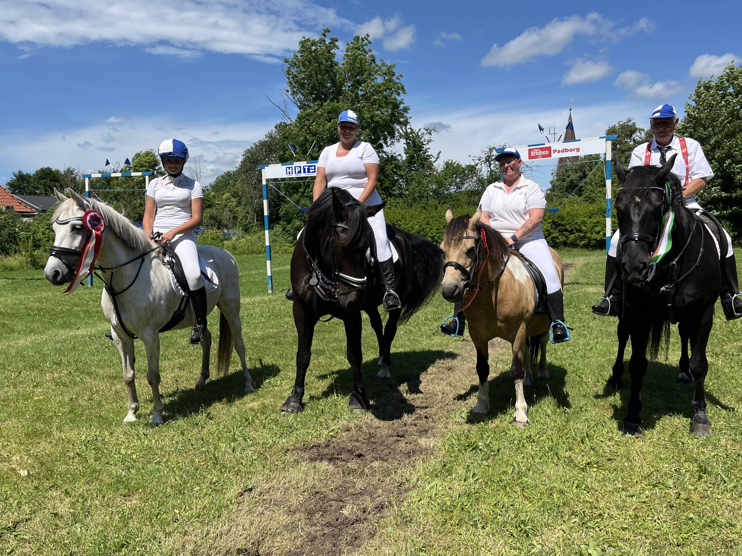 Billede 5 Bov Byfest Ringridning søndag 28.06.2026 Fra venstre ses ponykonge, 13-årige Ida Møller, kronprins 42-årige Daniela Møller, konge 39-årige Nicole Haugaard Sørensen og prins 69-årige Jens Peter Jepsen. Foto Helle Hockerup