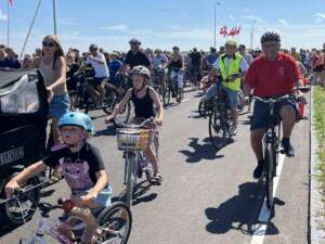 Broløbet startede med at cyklisterne blev sendt afsted på ruten. Foto Helle Hockerup