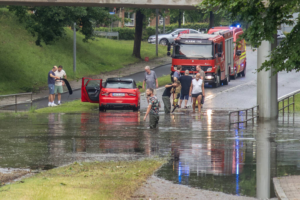 Sildekulevej spærret efter skybrud. Biler sad fast i oversvømmet viadukt