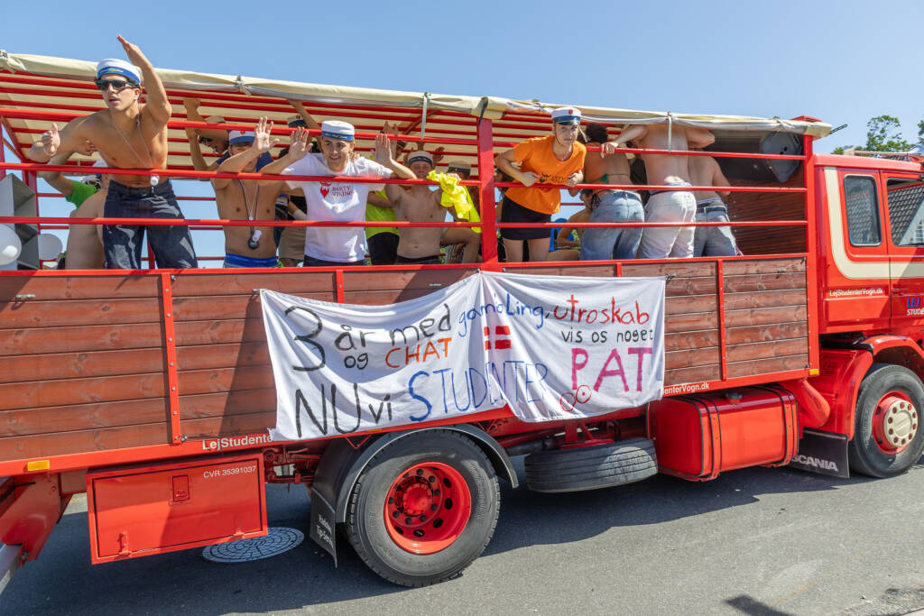 Årets studenter kom forbi Gråsten. Foto Søren Gülck