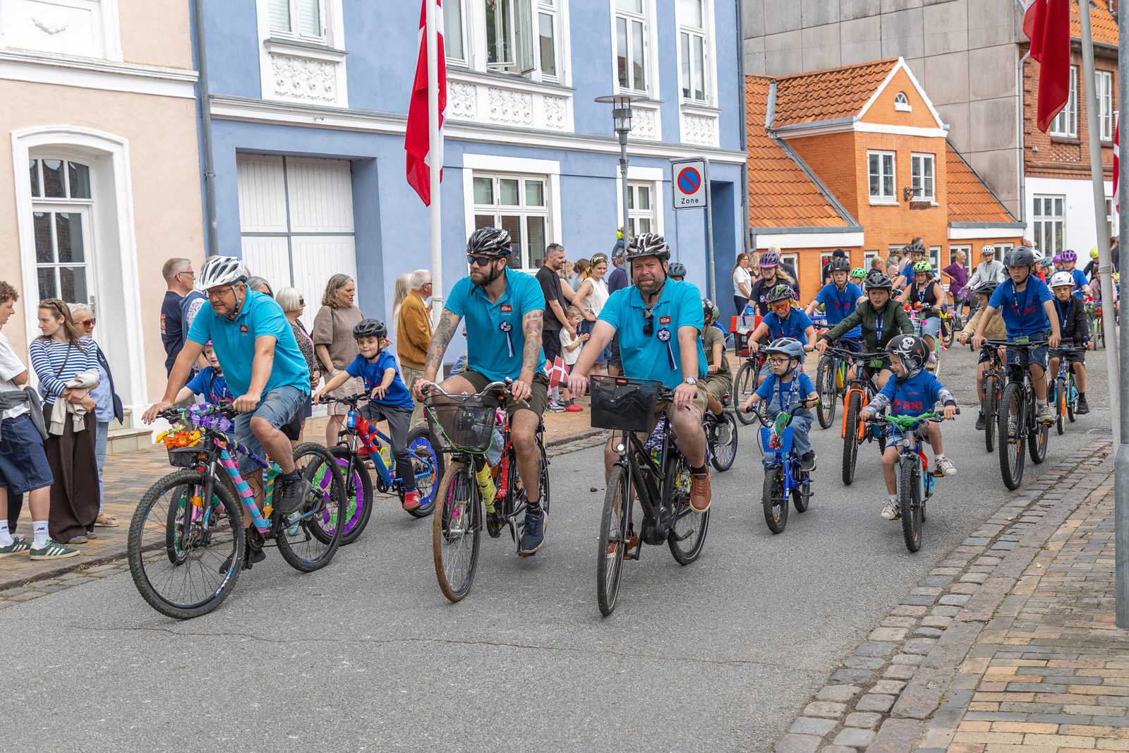 Pyntede cykler i ringrideroptoget i Gråsten