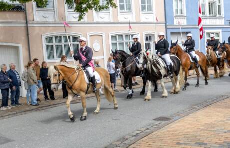 Ryttere på række gennem Gråstens gader