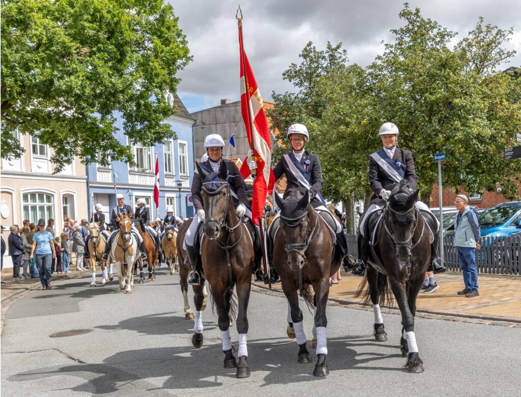 Fanebærere i spidsen for ringrideroptoget