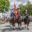 Fanebærere i spidsen for ringrideroptoget