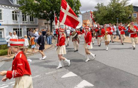 Garden med Dannebrog i optoget