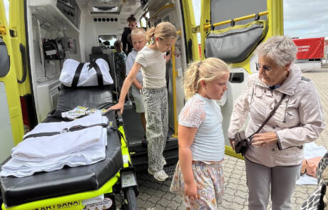 Stor folkemængde til åbent hus på brandstationen