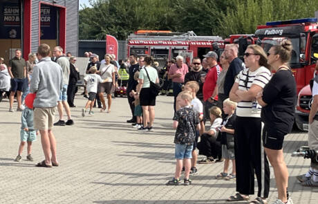 Stor folkemængde til åbent hus på brandstationen