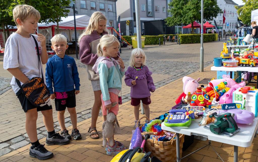 Børn solgte deres legesager