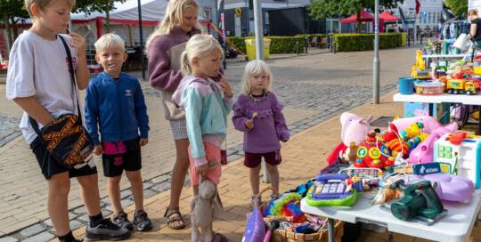Børn solgte deres legesager