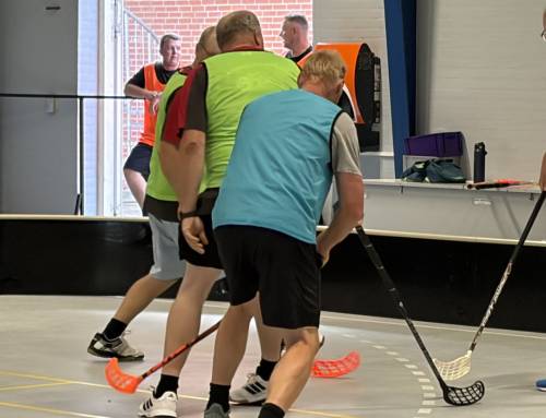 Floorball med fart, grin og fællesskab i Kværs