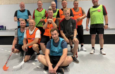 Floorball med fart, grin og fællesskab i Kværs