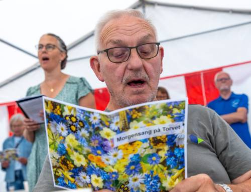 Morgensang samlede mange på Torvet