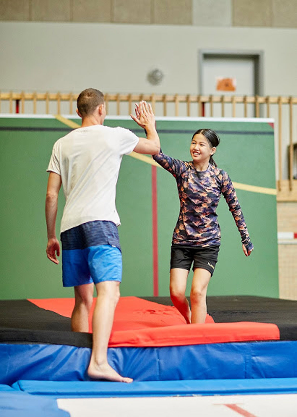 Elev træner spring på airtrack i idrætshallen på Højer Efterskole