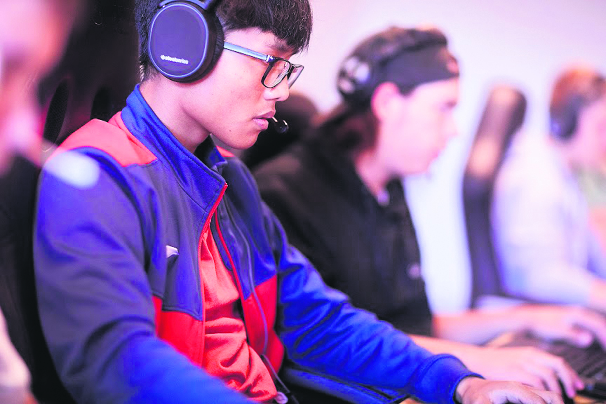 Elever spiller e-sport ved computerne på Højer Efterskole
