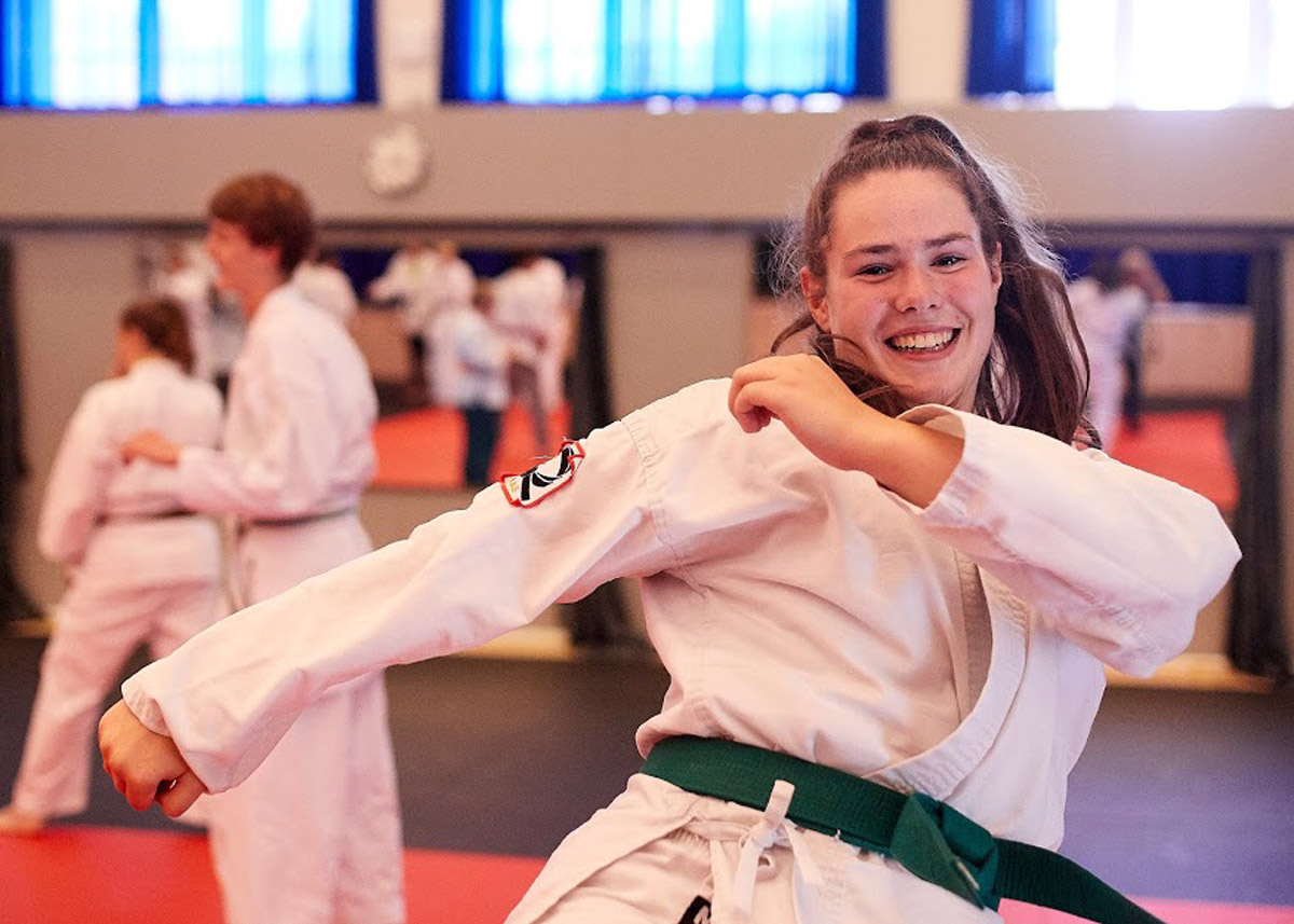 Elever træner karate i hallen på Højer Efterskole