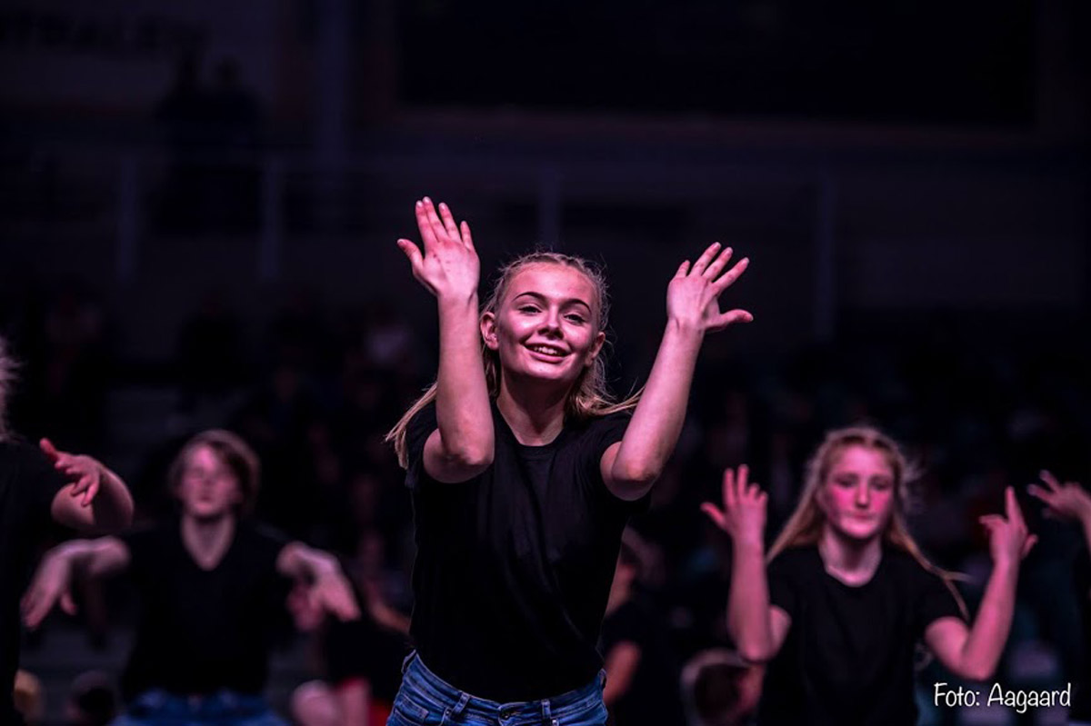 Elever danser på scenen på Højer Efterskole