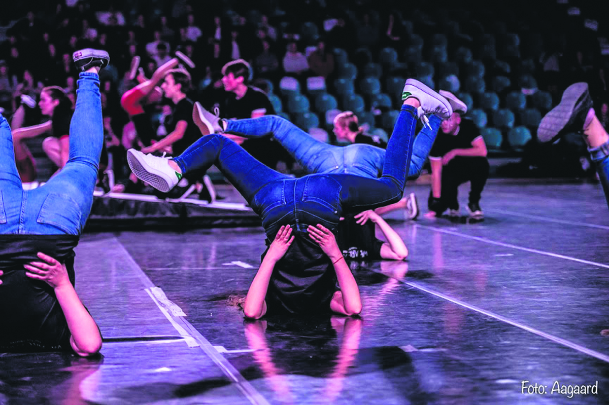 Elever optræder med breakdance på scenen på Højer Efterskole