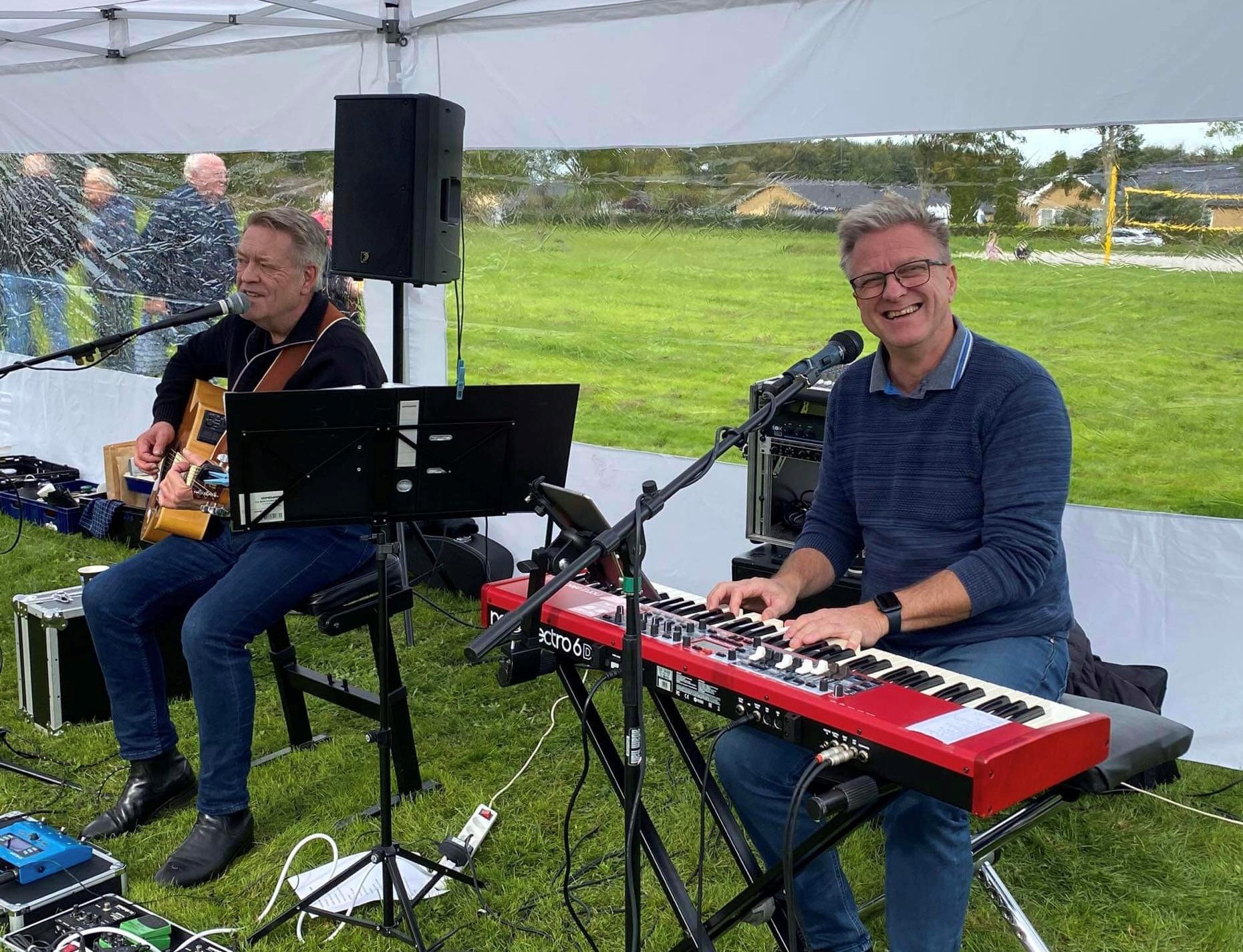Peter og Preben Høstfest Peter og Preben spiller guitar og keyboard under et telt i Fritidsparken