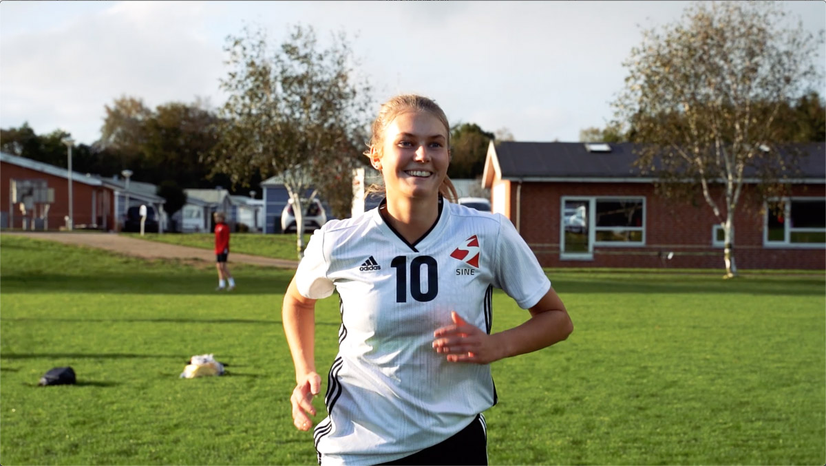 Fodboldspiller i nummer 10-trøje på fodboldbanen