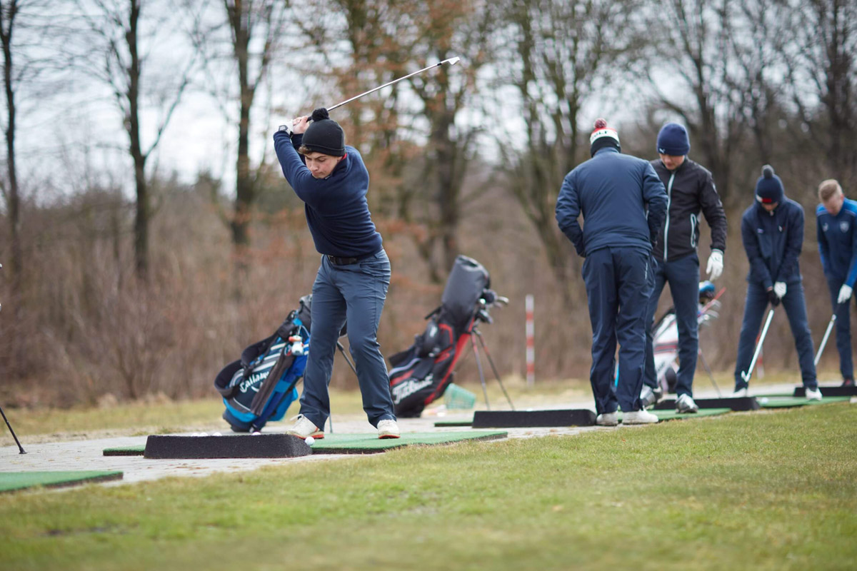 Elever slår ud på en golfbane