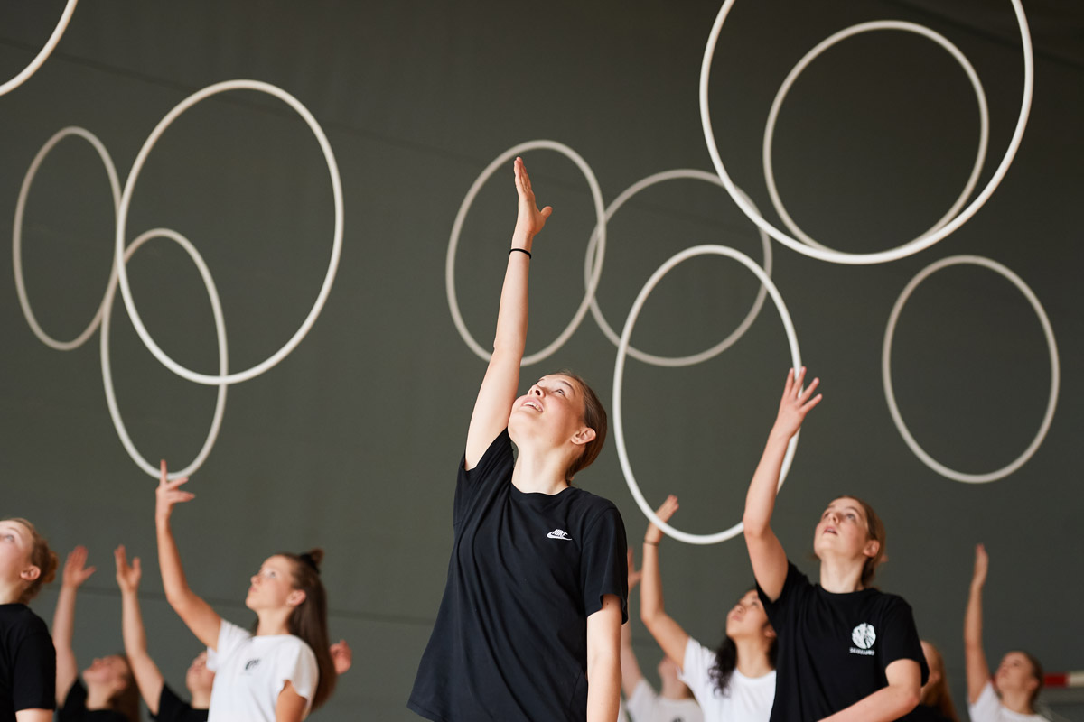 Elever træner med gymnastikringe på Skibelund Efterskole
