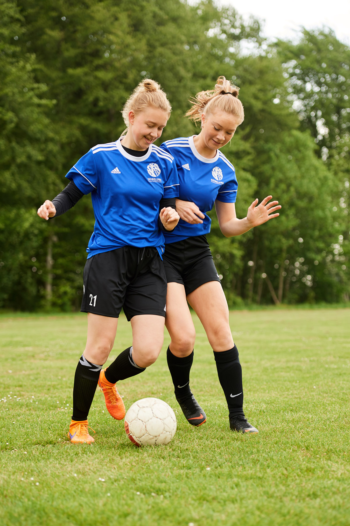 To elever spiller fodbold på Skibelund Efterskole