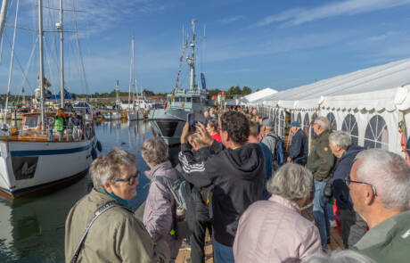 Festivalgæster samlet på kajen i Gråsten for at følge afsejlingen