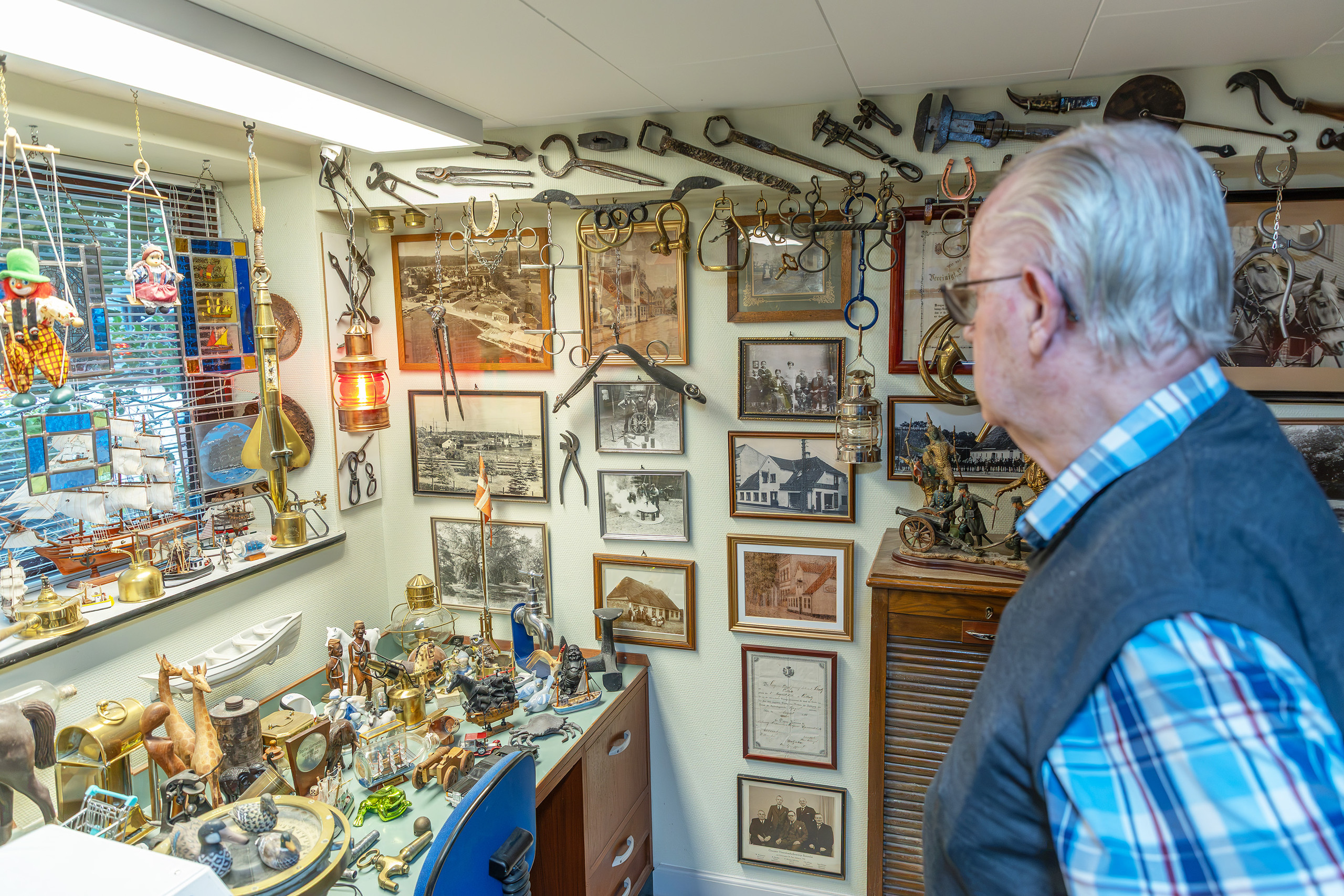 Alberts samlergen har fyldt hjemmet med Gråstens historie