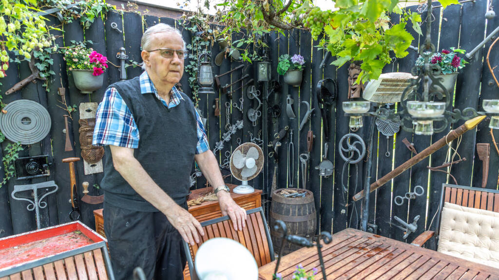 Alberts samlergen har fyldt hjemmet med Gråstens historie