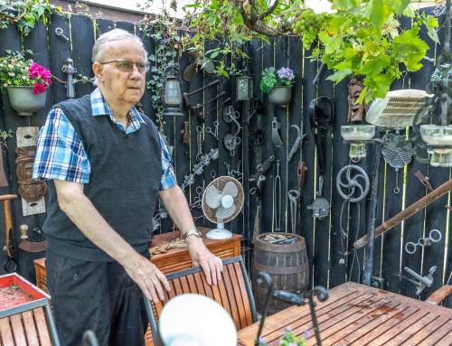 Alberts samlergen har fyldt hjemmet med Gråstens historie