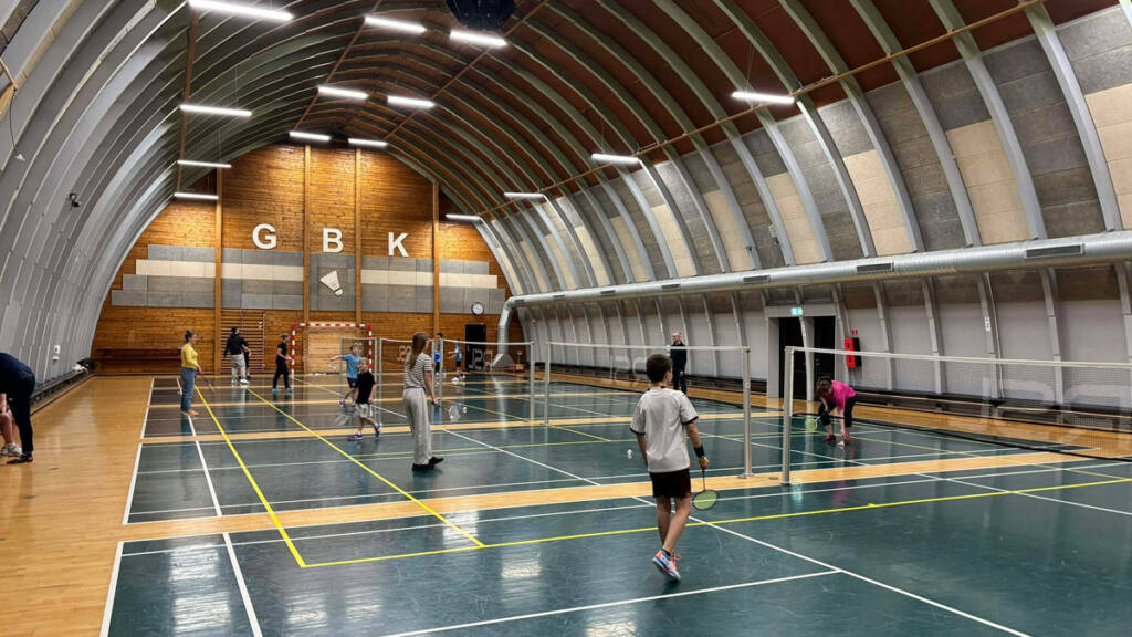 Spillere på banerne i Gråsten Badmintonklubs hal