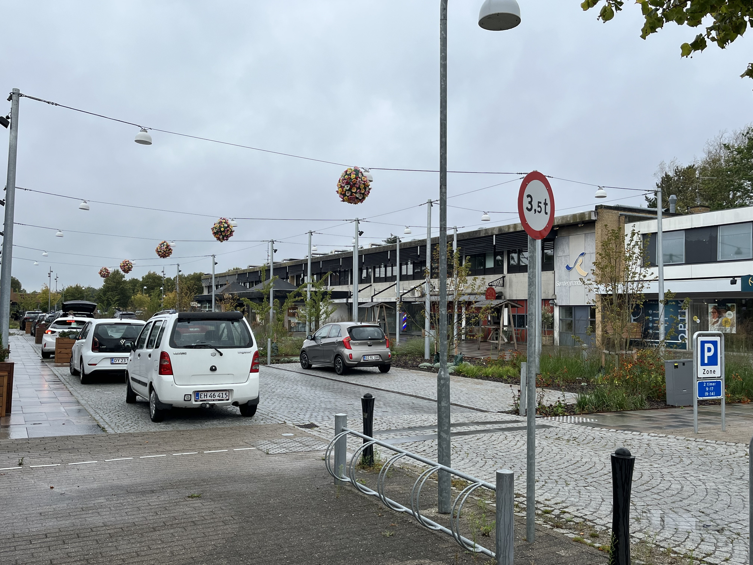 Torvegade i Padborg Torvecenter med butikker og parkerede biler
