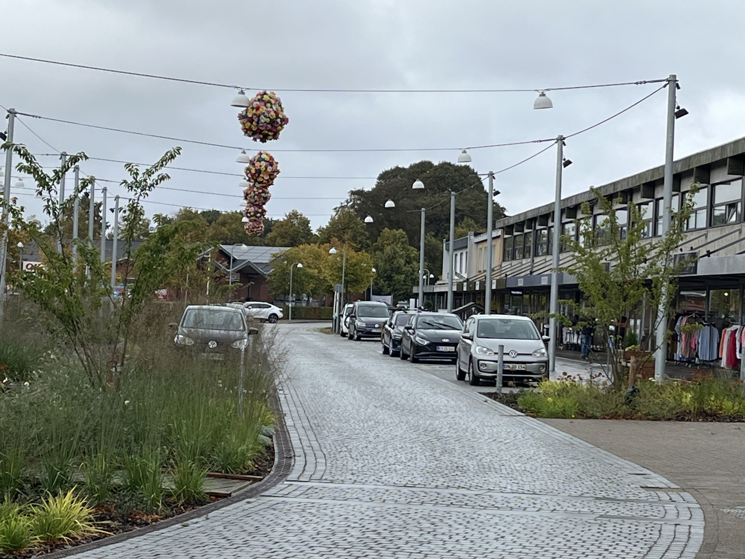 Gågaden gennem Padborg Torvecenter med beplantning og pynt over vejen