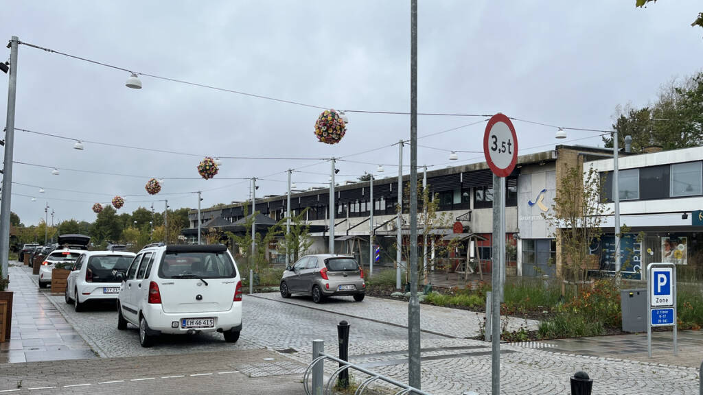 Torvegade i Padborg Torvecenter med butikker og parkerede biler