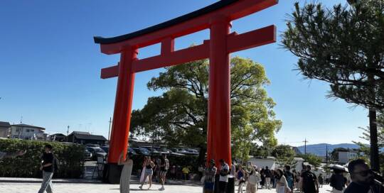 Stor rød torii-port i Japan