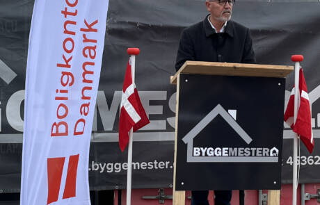 Taler på podiet ved receptionen for renoveringen af Toften i Padborg