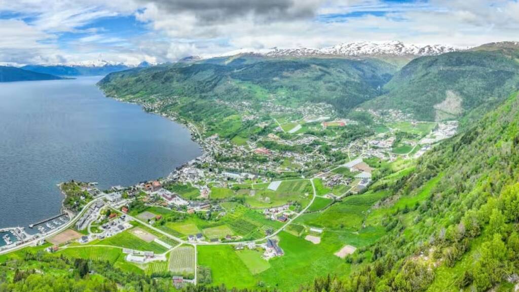 Fjordbygden Leikanger i Norge set fra luften