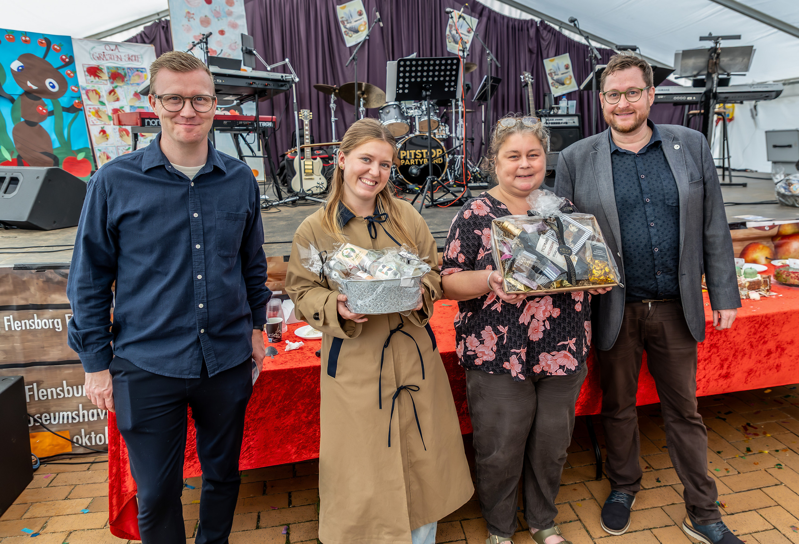 Jesper Kock, Lind Sandra, vinderen Helle Kramer og dommer Daniel Staugaard ved kåringen af årets æblekage i Gråsten
