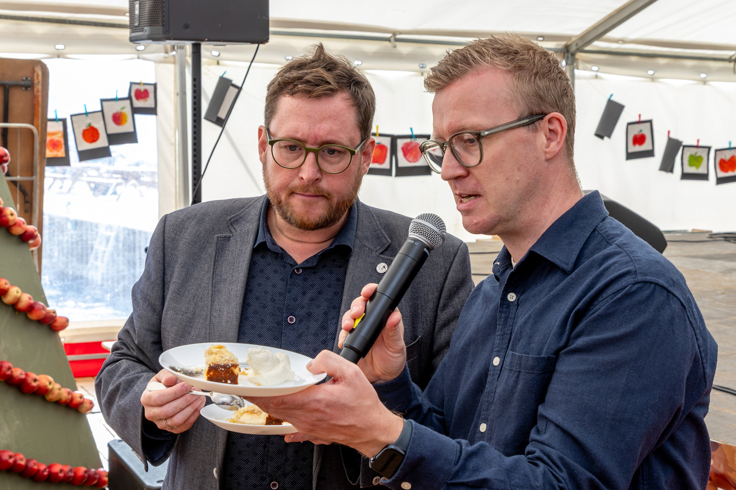 Dommerne Daniel Staugaard og Jesper Kock smager på æblekager ved Gråsten Æblefestival
