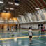 Børn og voksne spiller badminton i hallen hos Gråsten Badmintonklub