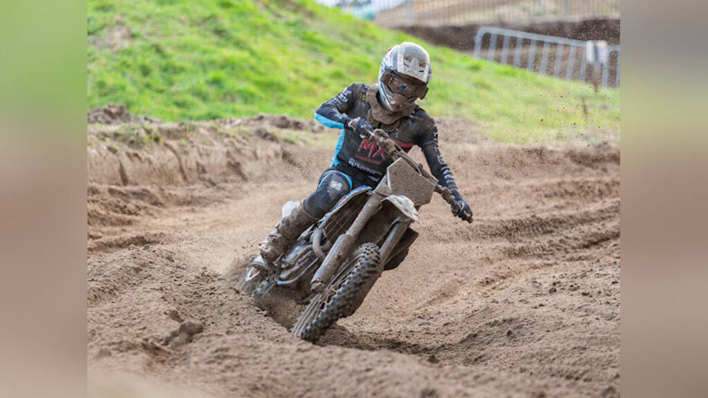 Motocrossrytter Nicolai Skovbjerg fra Padborg i et sving på en sandbane