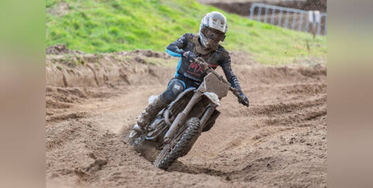 Motocrossrytter Nicolai Skovbjerg fra Padborg i et sving på en sandbane