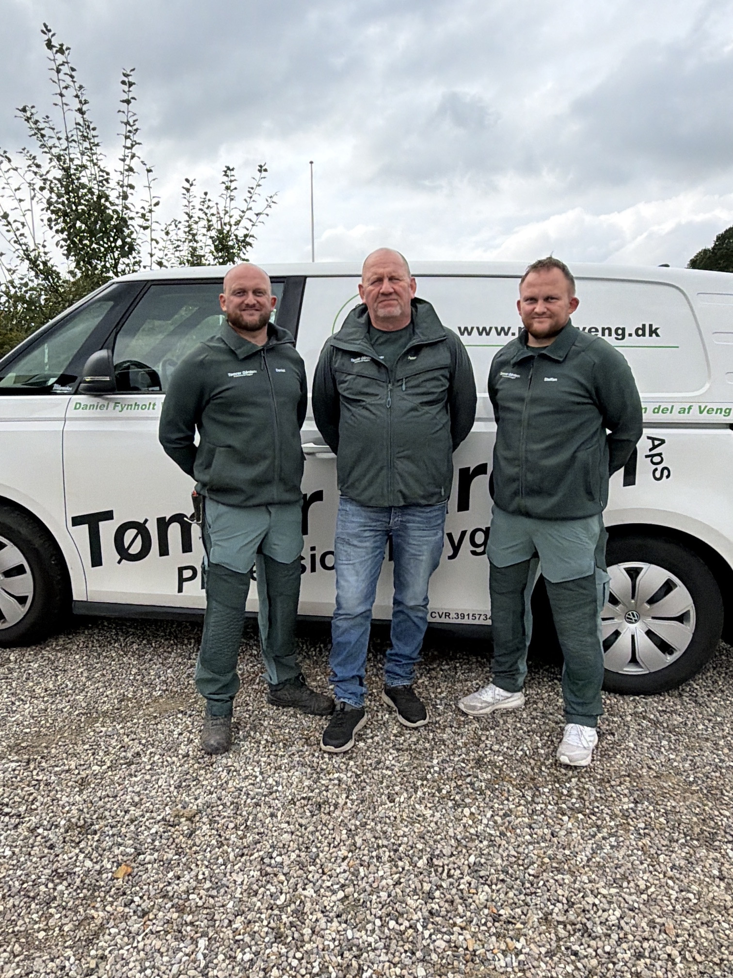 Daniel Veng, Peter Veng og Steffan Veng foran en varevogn fra Tømrergården